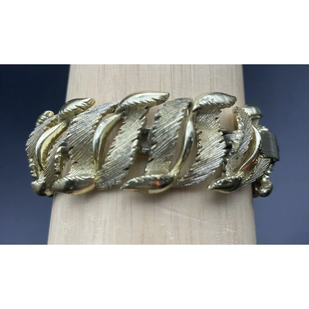 Vintage Lisner Gold Tone Leaf Link Bracelet 7x.75